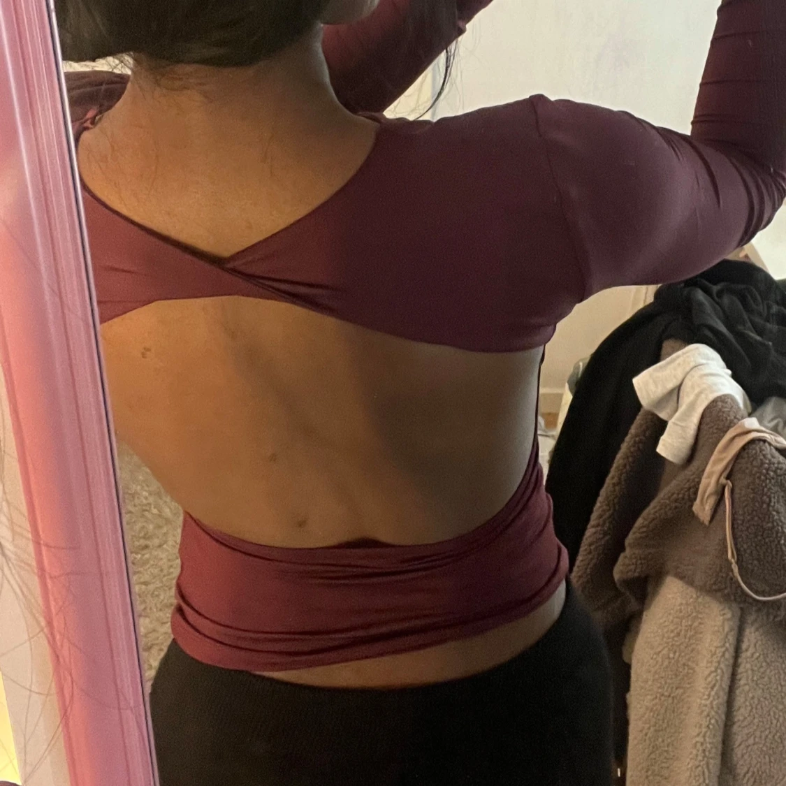 Vinröd långärmad topp med öppen rygg - 1