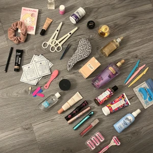 skönhetsprodukter - de mesta är nytt/oanvänt❣️allt för 300 kr💘innehåller bland annat victoria secret love spell body mist, wella hårolja, malibu afterski, rakhyvlar, mascara, concealer, foundation och puder🌸