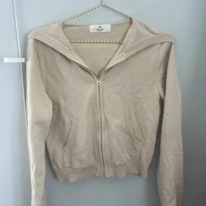 Biege kofta med guld kedja - Från hm, str 170