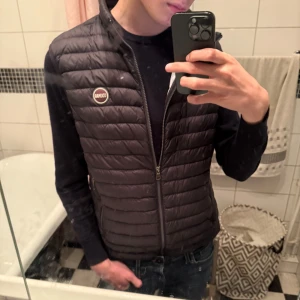Colmar väst - Sjukt snygg Colmar väst perfekt för kyligare sommar kvällar och hösten som kommer! Den är köpt på Plick dessvärre inget kvitto. Storlek 52 som motsvarar M-L. Kontakta mig om du är intresserad!