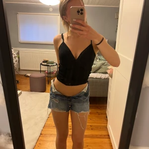 Jeansshorts  - Jeansshorts från pull and bear. Normalhöga i midjan men går som på bilden att vika ner till lågmidjade. Inga defekter. 