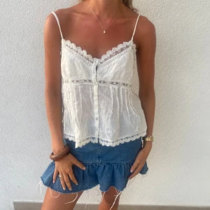 Topp - Volang topp med spets detaljer❤️❤️SÅ FIN