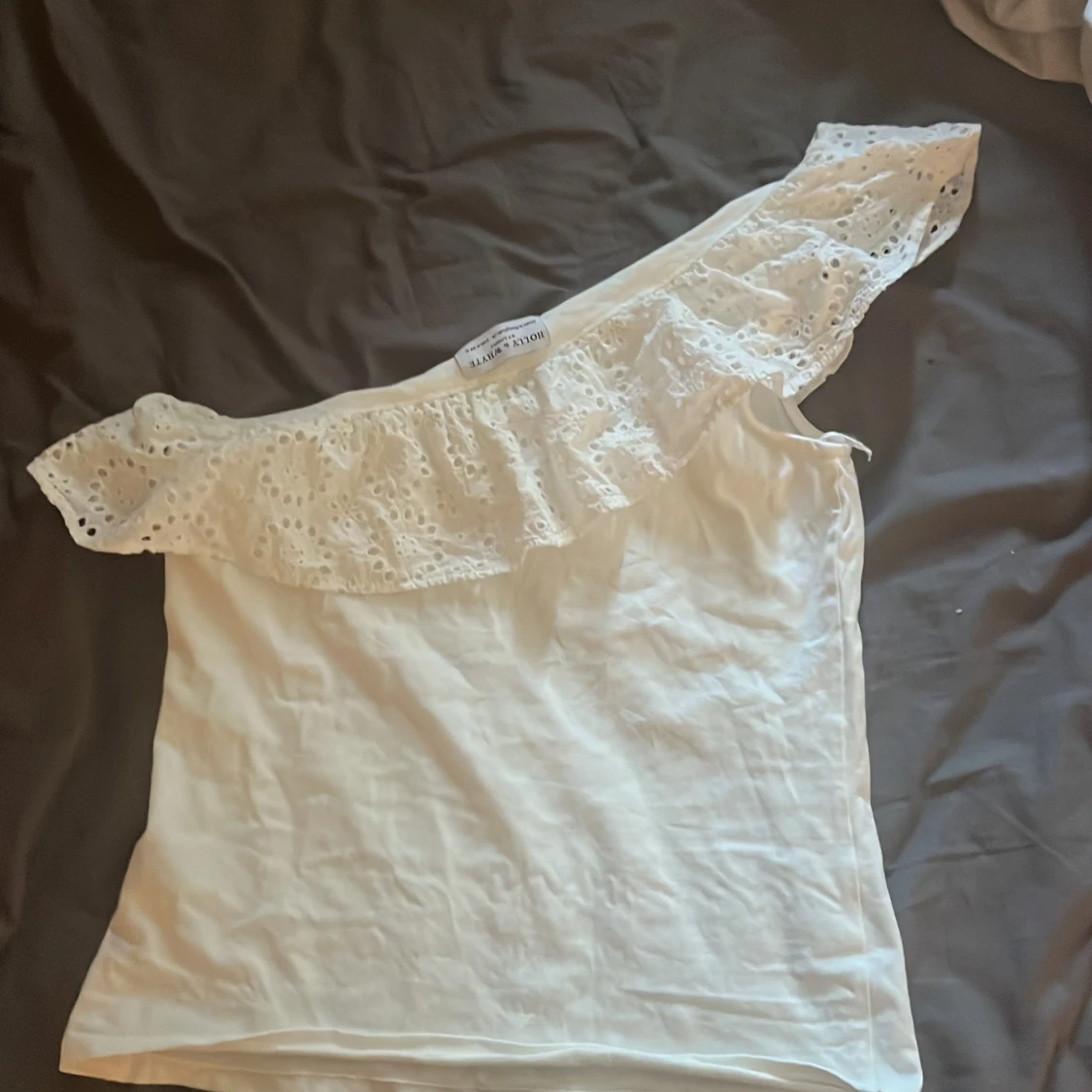 Vit oneshoulder topp med volang från Lindex  - 1