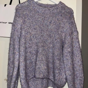 Ljuslila stickad tröja Vero Moda - Supermysig stickad tröja från Vero Moda i en ljuslila melerad färg med inslag av blått och rosa. Tröjan har en relaxed fit, ribbade muddar och rund hals. Perfekt för en kall vinter men även på svala sommarkvällar. Den är inte stickig! Väldigt fin o mysig.💕