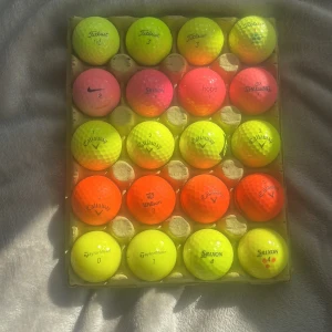 20 pack färgade golfbollar av olika märken - Bilderna visar ett set med färgglada golfbollar från olika märken som Titleist, Spalding och Callaway 20 pack.