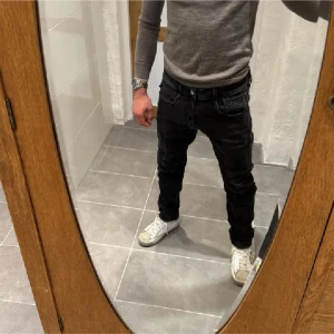 Replay jeans  - Ett par snygga jeans från Replay i storlek W33 L32 i modellen Anbbas 