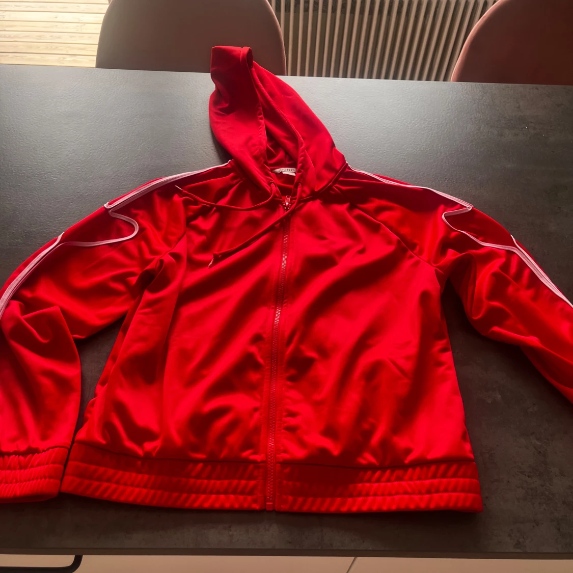 Röd vindjacka med hjärtdetalj från Monki