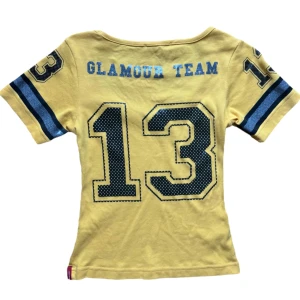 Vintage XX by Mexx jersey tröja med tryck - Gul t-shirt jersey från XX by Mexx med glitter tryck. Strl M men passar även S. 