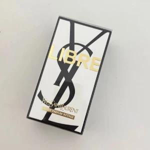 Yves Saint Laurent Libre Intense 50ml - YSL Libre Eau de Parfum Intense 50ml i elegant svart och vit kartong med guldiga detaljer. Parfymen har en lyxig och modern design, perfekt för dig som gillar exklusiva dofter och snygga förpackningar. Originalförpackning, stilren och ikonisk look.