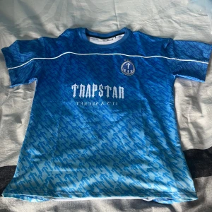 Trapstar t shirt  - Storlek S men sitter som M