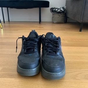 Nike Air Force 1 svarta sneakers - Säljer nike air force 1 svarta. Köpt på plick för 700kr sen änvände dem ett par månader och nu säljer dem för endast 349kr