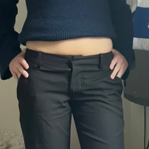 Svarta Lågmidjade kostymbyxor - Snygga svarta Lågmidjade kostymbyxor från BikBok i storlek 34. Köptes för 499kr🥰