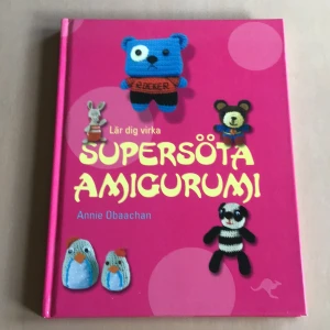 Supersöta Amigurumi - Upptäck den japanska konsten att virka små, supersöta figurer! Boken guidar dig steg för steg till att skapa egna amigurumis – från gulliga djur till unika karaktärer. Perfekt för dig som vill ha ett kreativt och roligt projekt att pyssla med.