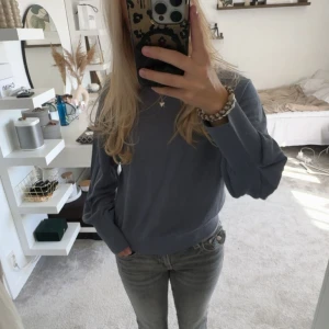 Dovblå tröja  - Superfin tröja från Samsøe Samsøe. Den är sparsamtsnvänd och i super bra skick!💕 Den är i storlek M men skulle säga att den passar folk mellan Xs - M 