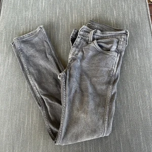 Grå Levi's Line 8 jeans W31 L32 - Säljer ett par grå jeans från Levi's Line 8 i modellen W31 L32. Jeansen har klassisk femficksdesign, raka ben och snygg tvättad finish. Tillverkade i bomull med en skön passform som funkar till allt. Perfekta för dig som gillar stilrena och tidlösa jeans.