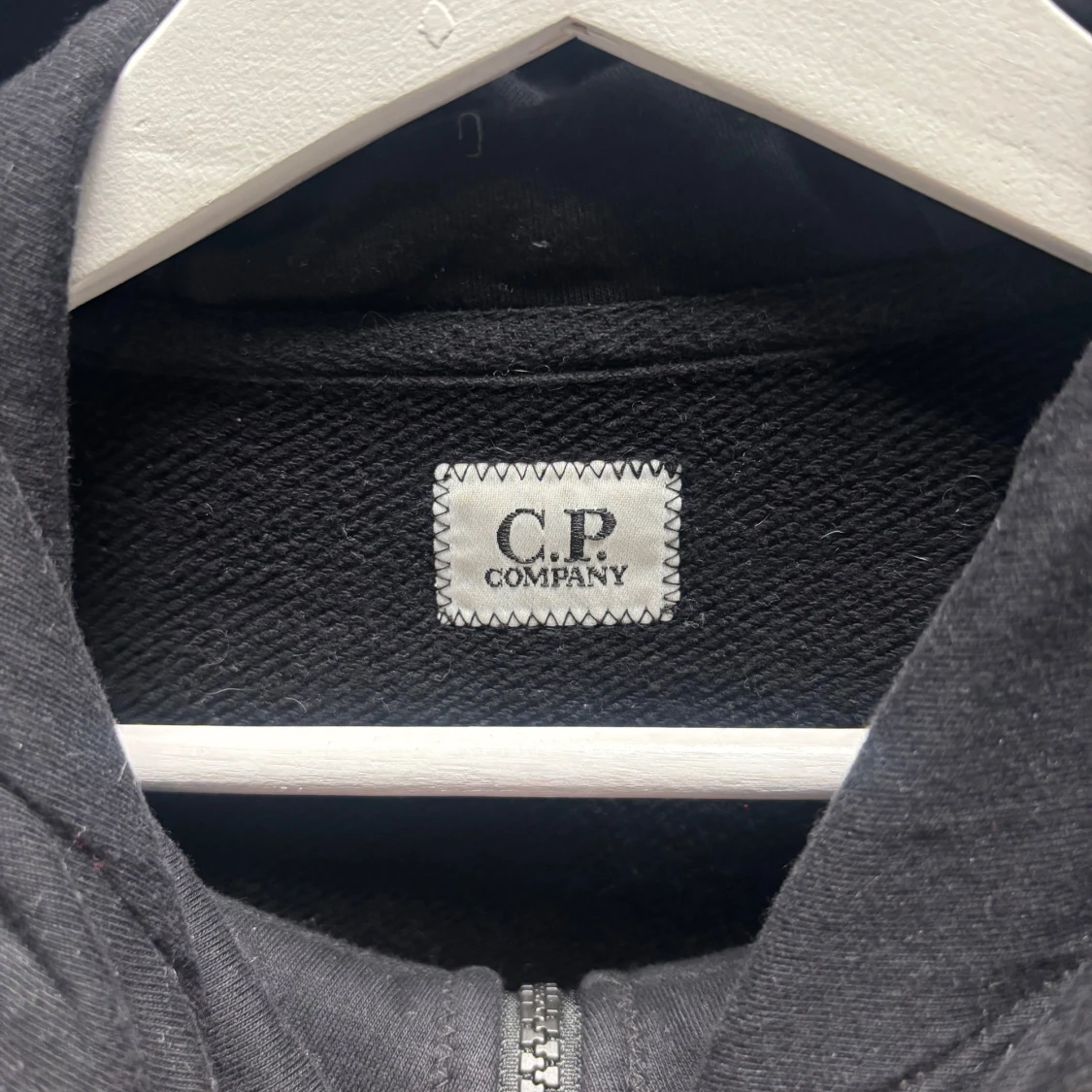 Svart hoodie med goggles från C.P. Company - 2