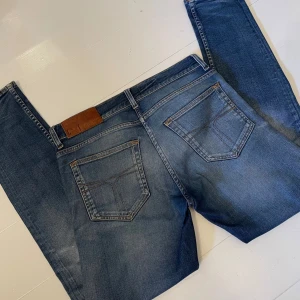 Tiger of Sweden jeans  - Tiger of Sweden - mycket bra skick 9/10 - 28/32 - gamla modellen med T på bakfickan - modell evolve (slim fit) - går ej att få tag på helt nya längre! - hör av er vid frågor🤝