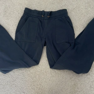 Mörkblåa  mjukisbyxor Lager 157 XS - Svarta mjukisbyxor från Lager 157, modell Stella. Byxorna har bred resår i midjan med snörning, stora fickor fram och bak samt raka ben. Sköna och perfekta för chill eller träning. Tillverkade i mjuk bomullsmix.