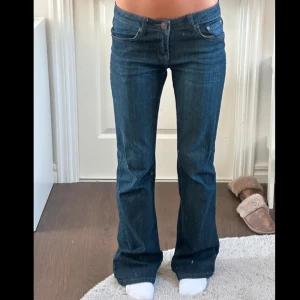 Levis 517 bootcut jeans mörkblå - Snygga jeans med detaljer på fickorna, innerbens längden är 80cm.
