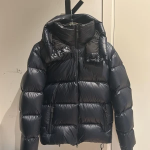 J Lindberg jacka - Säljer en skit fet J Lindbergs jacka. Perfekt nu när det börjar bli kallare. Den är använd en gång och i perfekt skick. Den är i storlek S men passar bättre på M. Ny pris 5 500 och  är slut såld överallt. Mitt pris 3500.