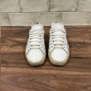 Ysl - (Hör gärna av er innan ni köper!!!!)Ett par sällsynta vita ysl skor med stjärnor, nypriset ligger på runt 7000kr men eftersom att inget og medföljer och några defekter på sulan så är priset lågt det är två håll på den högra skons sula eftersom jag inte har haft tid så har jag inte gått till en skomakare fast det går säkert att fixa enkelt men skicket får man själv avgöra🔥Storlekn är 41 men passar även 42-43. Frågor besvaras så fort som möjligt kan också byta mot lanvins🔥🔥🔥är väldigt feta året om