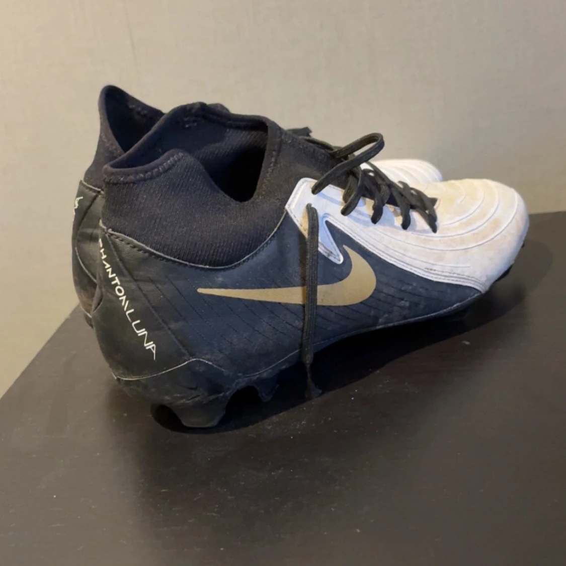 Nike Phantom GX luna fotbollsskor
