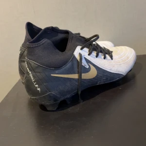 Nike Phantom GX luna fotbollsskor - Gryma fotbollsskor! Skick 8/10, lite slitna men dom har fortfarande liv i sig! Storlek 42. Hör av er vid frågor!