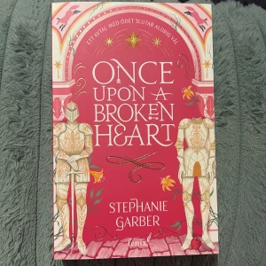 Once Upon a Broken Heart - En magisk och romantisk saga om Evangeline Fox som sluter ett farligt avtal för att rädda sin kärlek. Fylld av äventyr, ödesdigra val och förtrollande världar – perfekt för dig som älskar fantasy och spänning. Första boken i en trilogi.