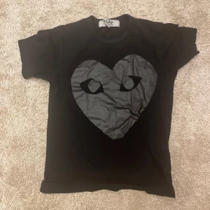 Svart Comme des Garçons Play t-shirt - Storlek S men sitter som xs 