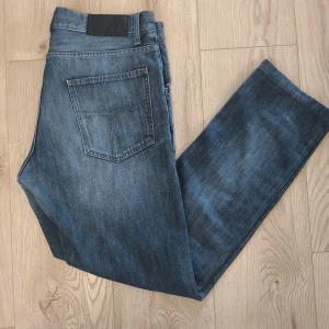 Tiger Of Sweden Jeans W33 - Blå Tiger Of Sweden jeans i W33. Defekt knapp, se sista bilden. Annars väldigt bra kvalite. Nypris 1800kr Meddela för frågor eller pris⭐