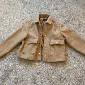 Brun höst jacka🍁❤️ - Fin brun höst jacka, från Zara, använd ca 5 gånger så är i bra skick. Storlek S❤️