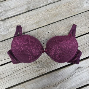Hunkemöller bh - En vinröd spets bh från hunkemöller med push-up, storlek 70F. Sällan använd, fint skick! Skaver inte 🙏🏻❤️ kostar runt 600 ny