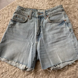 Jeansshorts  - Jeansshorts från H&M. Storlek: 34