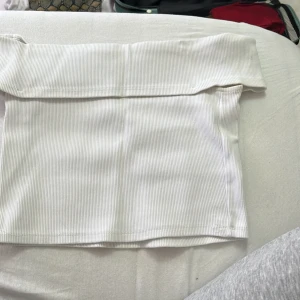 Vit ribbad axelbandslös tubtopp - Topp 