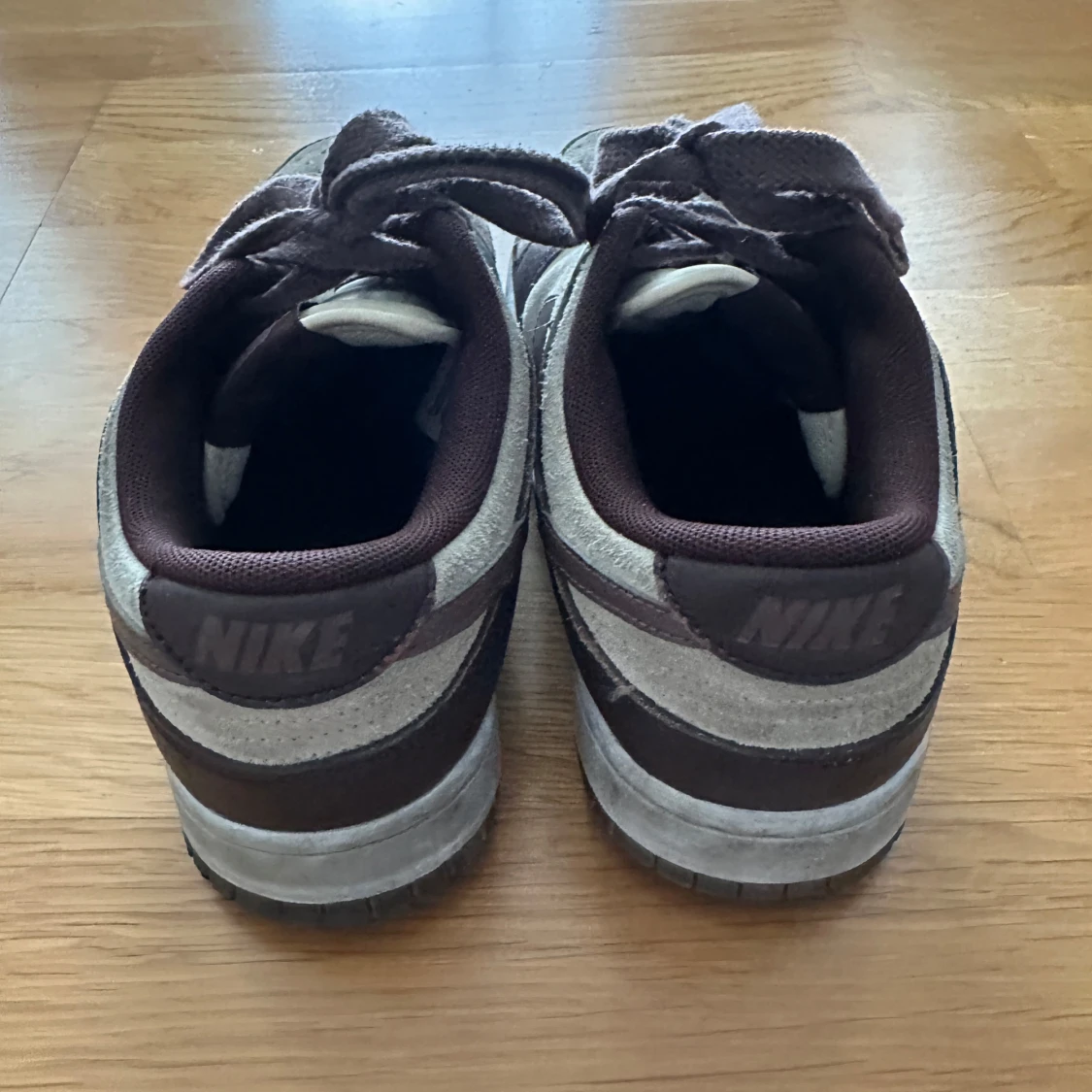 Nike Dunk Low i brunt och grått - 3