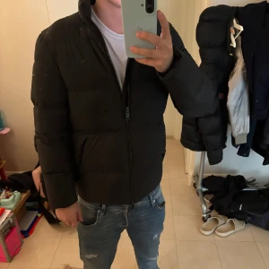Massimo Dutti jacka - Säljer en svart pufferjacka | från Massimo dutti | riktigt najs nu till våren eftersom den inte är så varm | storlek M | jag är 182cm | köp!!!!😀