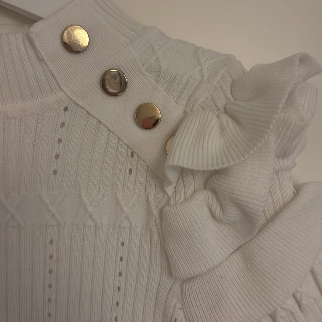 Vit stickad blus med volang från raglady - 1