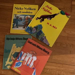 Nicke Nyfiken och sandbilen, Nicke Nyfiken, Aja baja Alfons Åberg, God natt Alfons Åberg - Fyra klassiska barnböcker: två om den busiga apan Nicke Nyfiken och två om charmiga Alfons Åberg. Perfekt för dig som gillar roliga och färgglada berättelser med ikoniska karaktärer. Passar både nostalgiska unga vuxna och nya läsare.