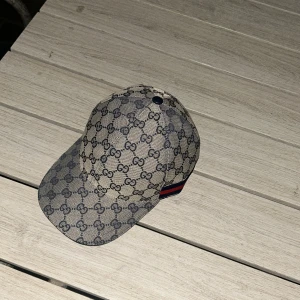 Navy Gucci keps - Helt ny Gucci keps i storlek S, orignalbox och påse kommer självklart med. Priset är absolut inte hugget i sten. Kom dm för frågor 