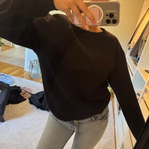 Svart basic sweatshirt - En svart, enkel sweatshirt