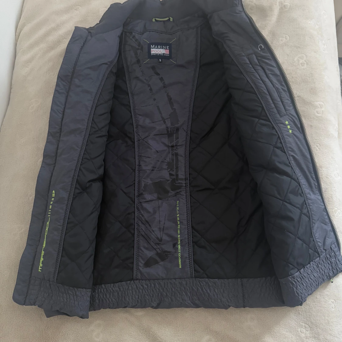 Svart dunväst från Marinepool  - 2