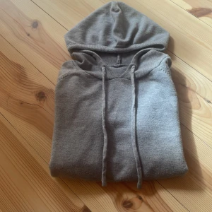 Merinoull hoodie - Snygg grå merinoull hoodie som passar perfekt till kyliga dagar❄️storlek xs passar dig som är runt 160. Inte använd så mycket pga jag har växt ut den. Priset är inte helt hugget i sten🪨svarar på alla frågor🙌