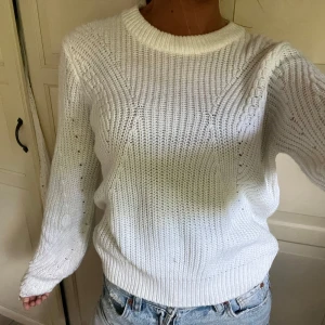 Vit stickad  - Säljer denna vita stickade tröjan💕