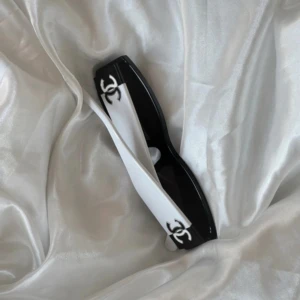 Svarta och vita solglasögon från Chanel - Säljer ett par riktigt snygga Chanel-solglasögon i svart och vitt med chunky bågar och tydlig logga på sidorna. Modellen är rektangulär och ger en cool statement-look. Kommer med originalbox & fodral. 