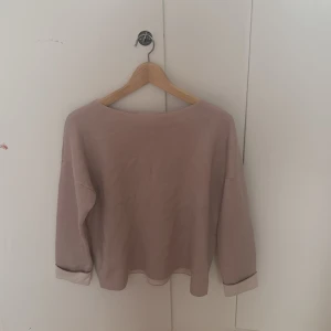 Beige basic stickad tröja M - Enkel och stilren beige stickad tröja från BASIC i storlek M. Tröjan har en rak passform, långa ärmar och en mjuk känsla. Perfekt för lager-på-lager och funkar året runt. Snygg att matcha med jeans eller kjol.