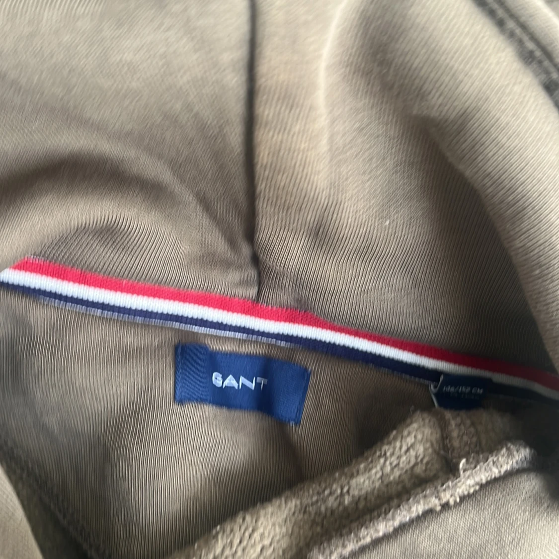 Olivgrön hoodie från GANT med brodyr - 2