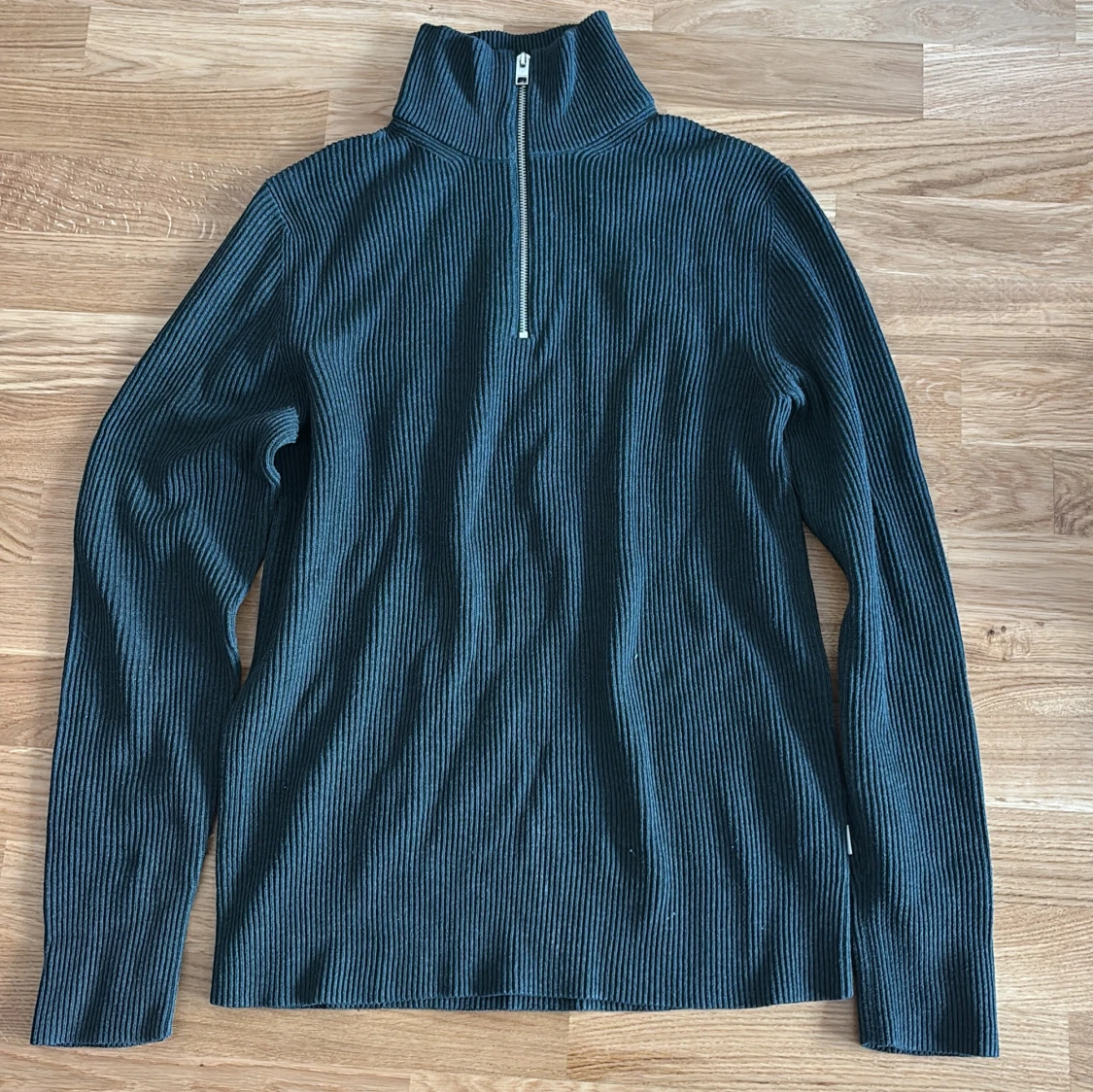 Mörkblå ribbad polotröja med half zip