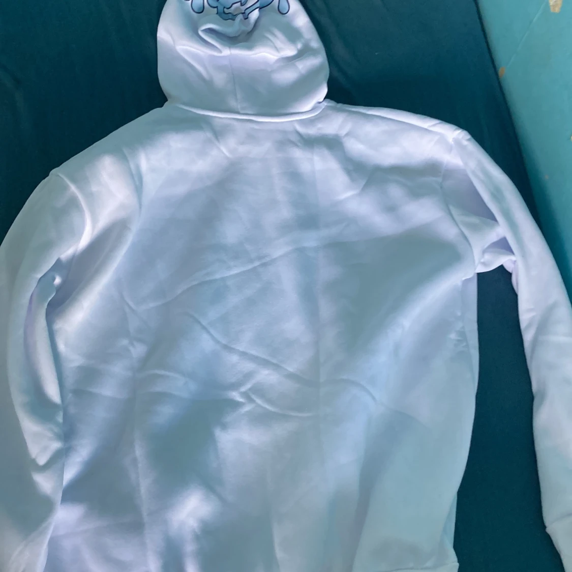 Vit hoodie med blått tryck och snörning - 1