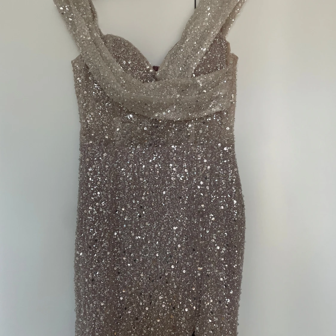 Champagnefärgad glittrig långklänning - 1