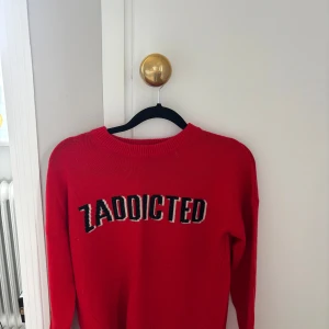 Röd stickad tröja Zadig & Voltaire - Säljer denna jättesnygga röda Zadig voltaire tröjan. Tröjan är i storlek 11/12 år men funkar även som 12/13 år. Den är nästan aldrig använd och är i jättebra skick. Nypris är 1400kr, priset går att diskutera❣️